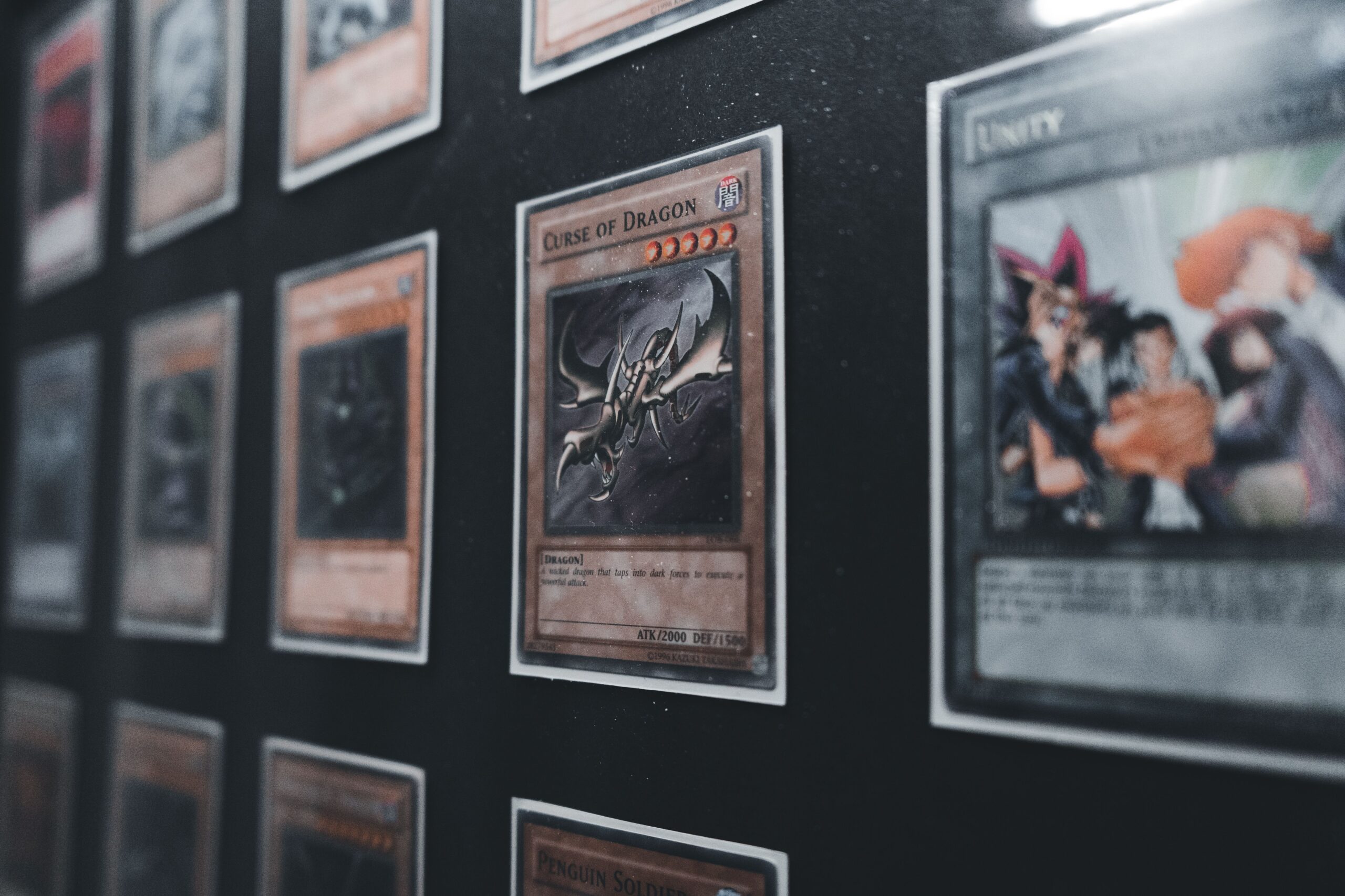 Jugadores participando en un campeonato de TCG