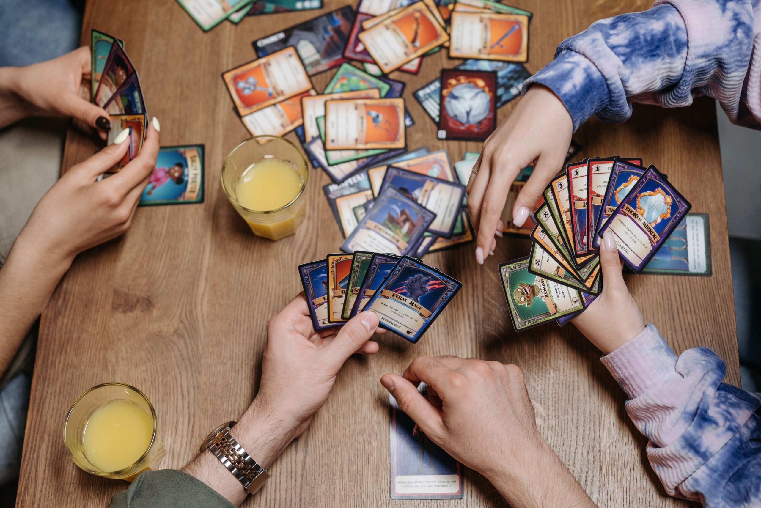 Jugadores compartiendo una partida de TCG en Cartón Cards