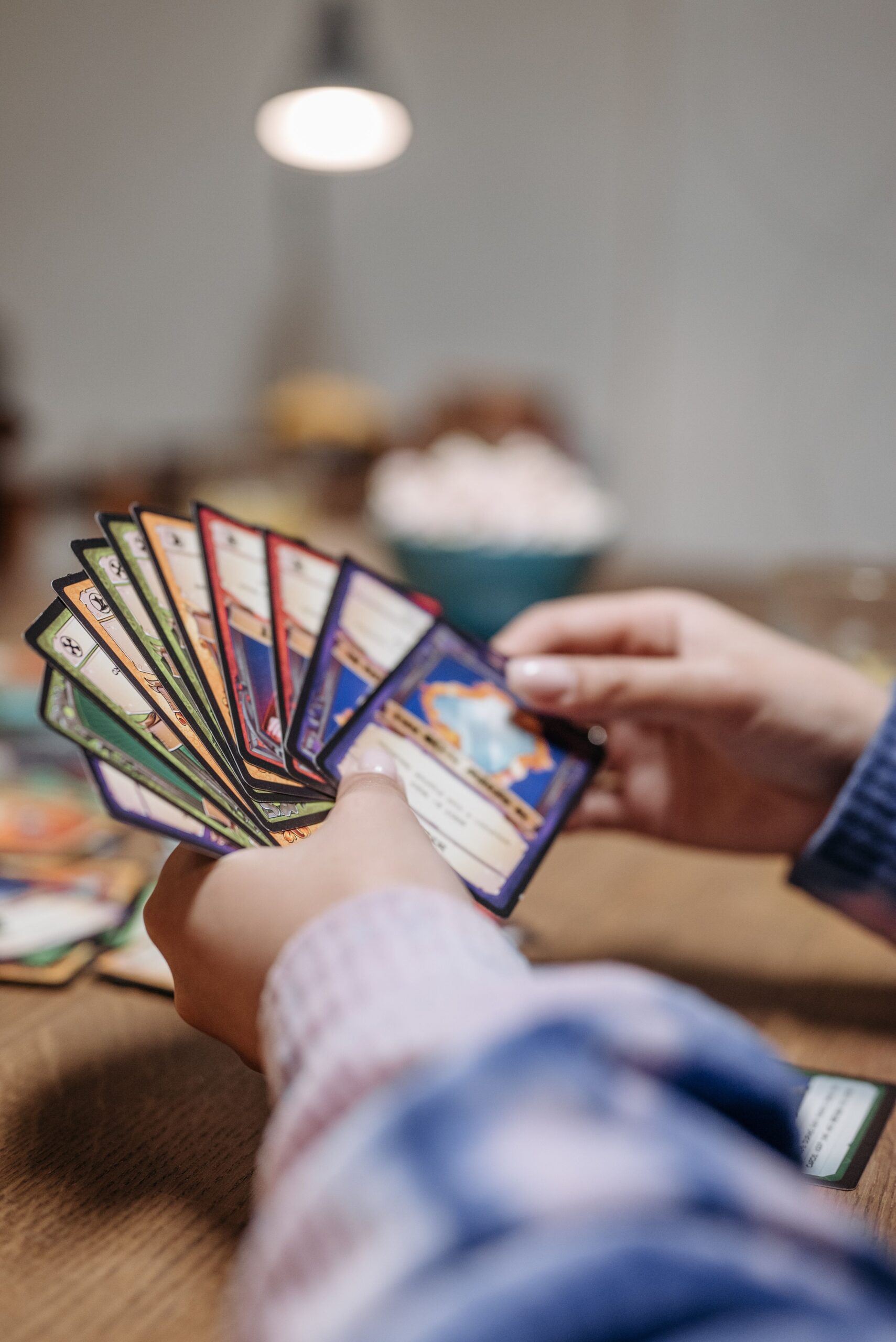 Jugadores intercambiando cartas de juegos TCG